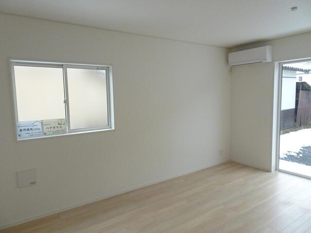 リビングにはエアコンが1台設置済みです。お引越しの準備段階か