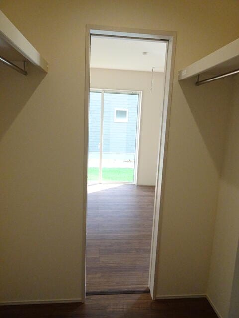 リビングと玄関を結ぶ中間にクローゼット完備。ジャンバーやバッ