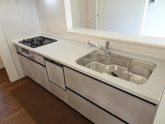 モダンなデザインのシステムキッチン。ガスは嬉しい都市ガス仕様