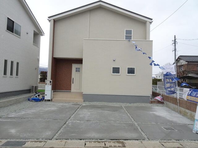 駐車スペースは玄関前。並列2台。車種によっては3台停められる