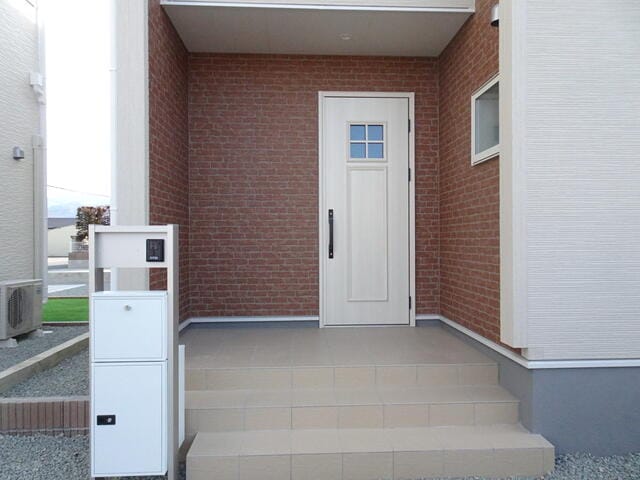 インナーポーチ玄関で、宅配荷物の一時置き場やベビーカーやキッ