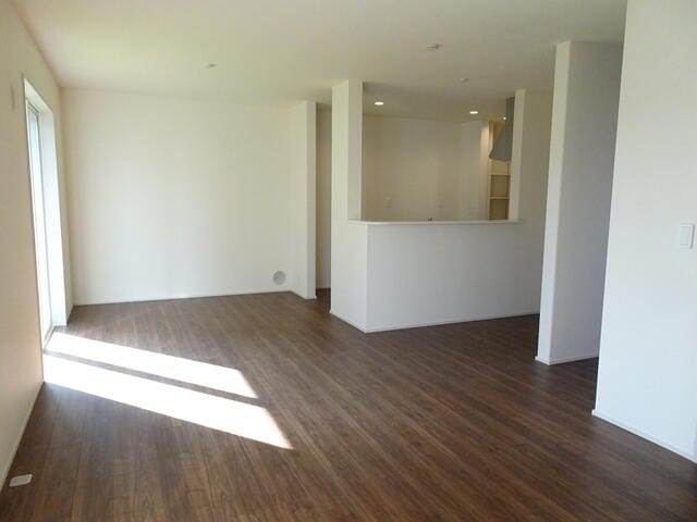 LDKの広さは19.38帖と広々♪ブラウンカラーのフローリン