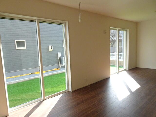 大きな窓で2面の採光、明るい光が注ぎます。