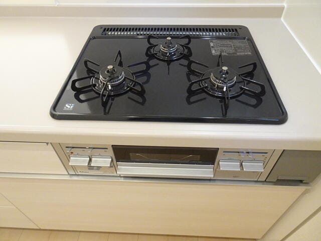 コンロは便利な3口タイプ。お料理工程もスムーズにはかどります
