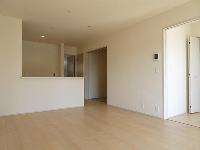 1号棟のLDK。広さは16帖外観のクールな印象とは対照的に、