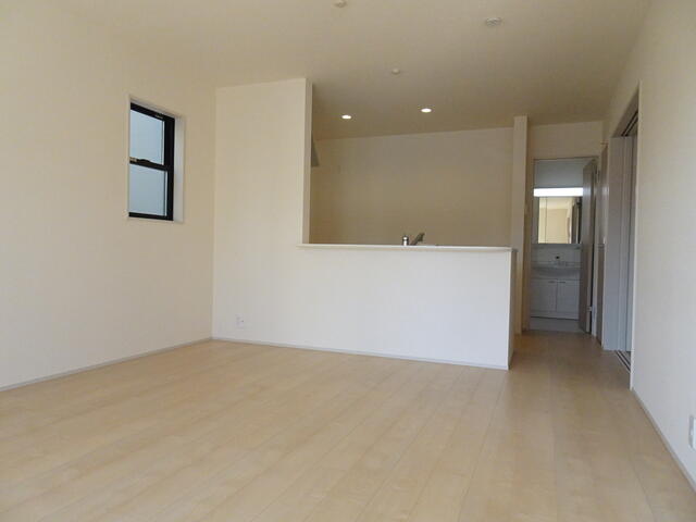 対面式のキッチンでお料理しながらリビングにいるご家族と会話が