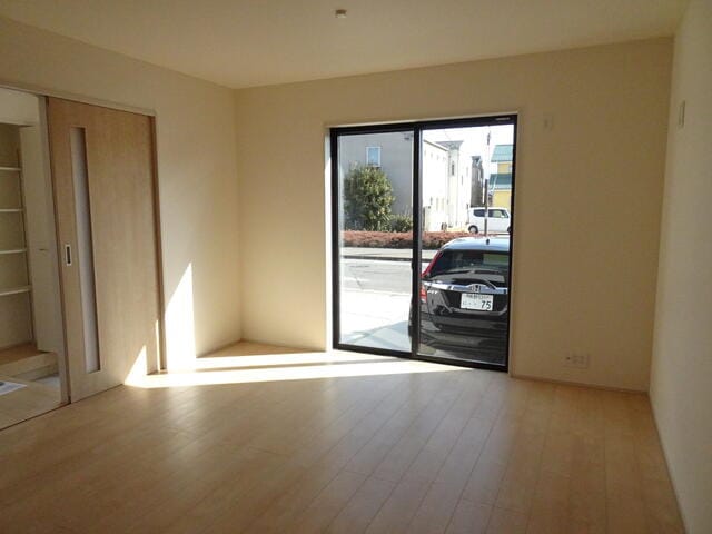 南の窓から明るい光が注ぎます