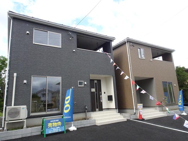 全2棟販売開始です!選べるデザイン、理想の住まい。向かって左