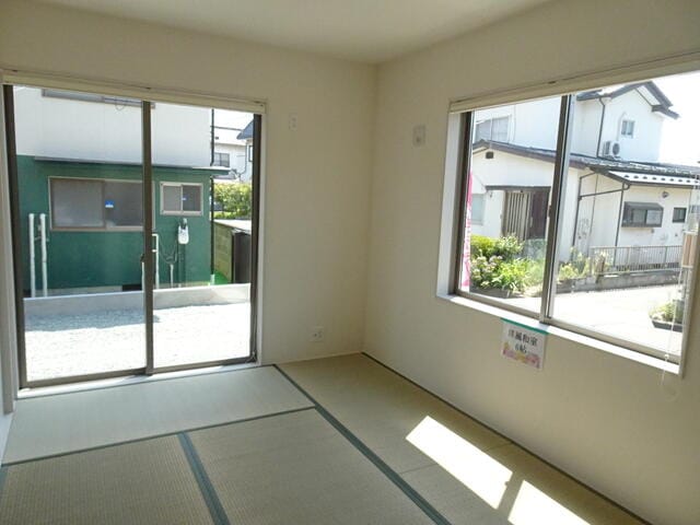 和室6帖 南側と西側からたっぷりの光が注ぎます。