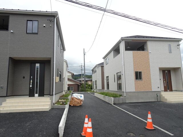 向かって左側4号棟、右側1号棟、1号棟の奥に少し見えるのが2