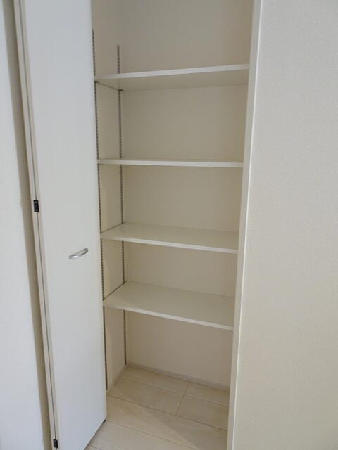 キッチン横の収納棚