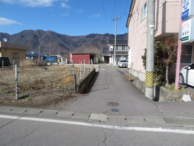東側前面道路