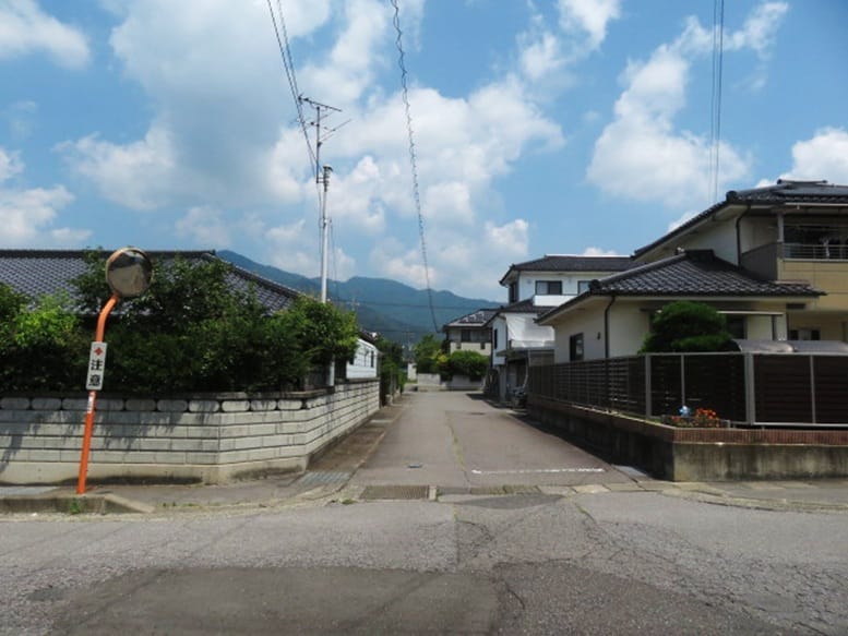 東側前面道路