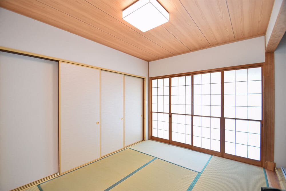 LDKに続く和室は、ふすまを開ければリビングと一体の空間としても使えます♪家族のくつろぎスペースや来客時など、多目的に活用できます。
