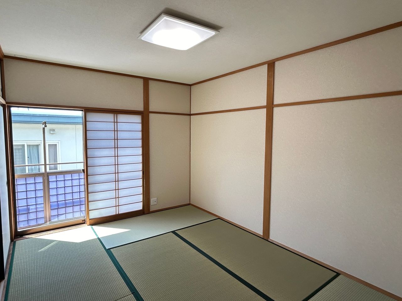 2階にも6帖の和室を配置♪畳の上でゆったりくつろげる落ち着いた空間です。客間や寝室、家族の休憩スペースなど、ライフスタイルに合わせて多目的に活用できます♪