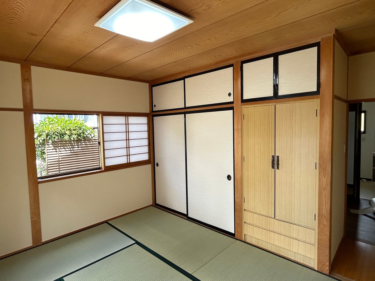 和室を別の角度からご紹介♪畳のある空間は、ゆっくりくつろぎたいときにもぴったり。客間や家族の休憩スペースなど、ライフスタイルに合わせて活用できます♪