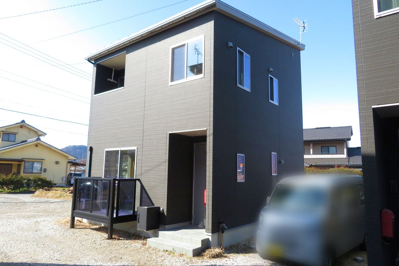 進入路側のお建物です。敷地内にお車2台駐車可能です☆