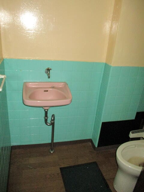 洋式トイレと手洗い