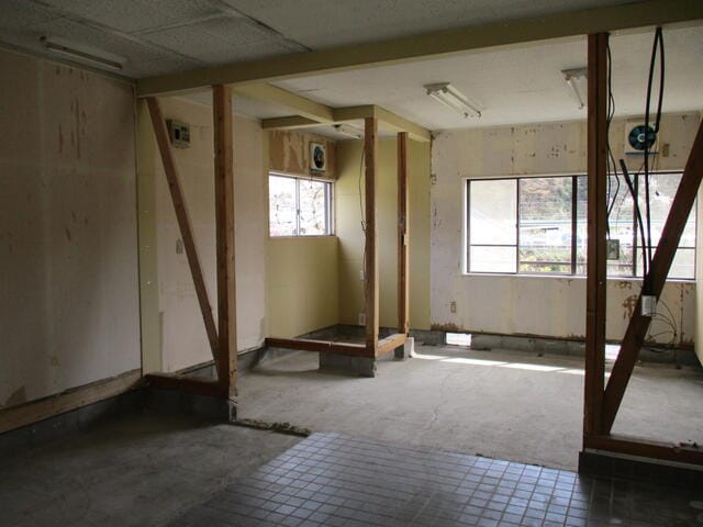 東側に事業用で使用していた土間有り。