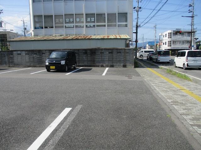 駐車場と路面店
