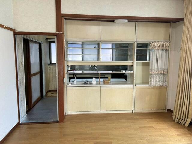 キッチンとダイニングの間は造作の棚があります