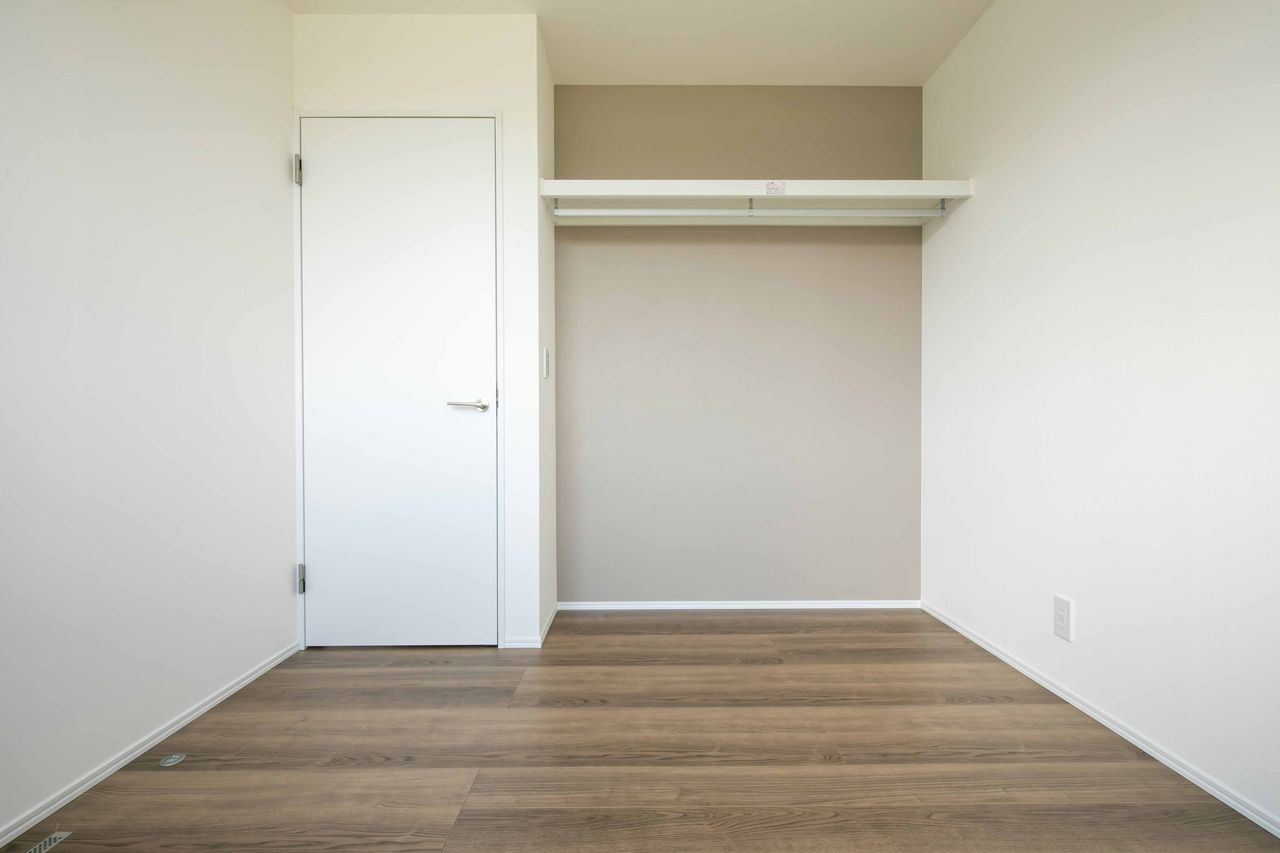 見せる収納で、お片付けを楽しく。ハンガーパイプ設置済みの子供部屋。(写真は同コンセプトの建築事例です)