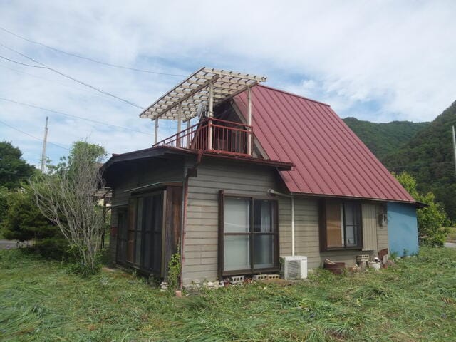 東側から建物を見る