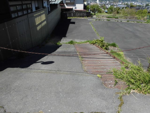 入口(高低差有:約1.3m)