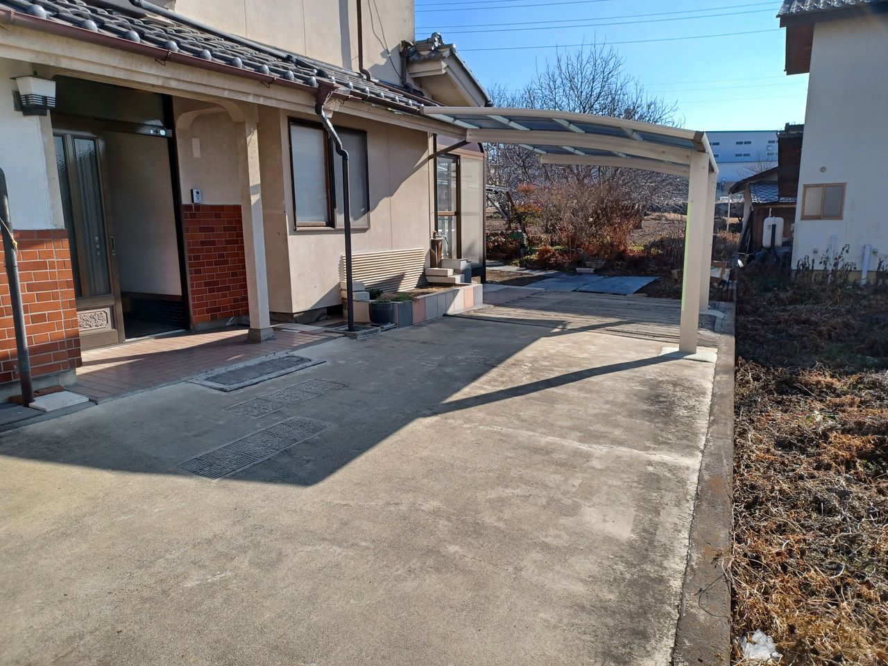 カーポートまではコンクリートが打ってありスムーズに進入できます