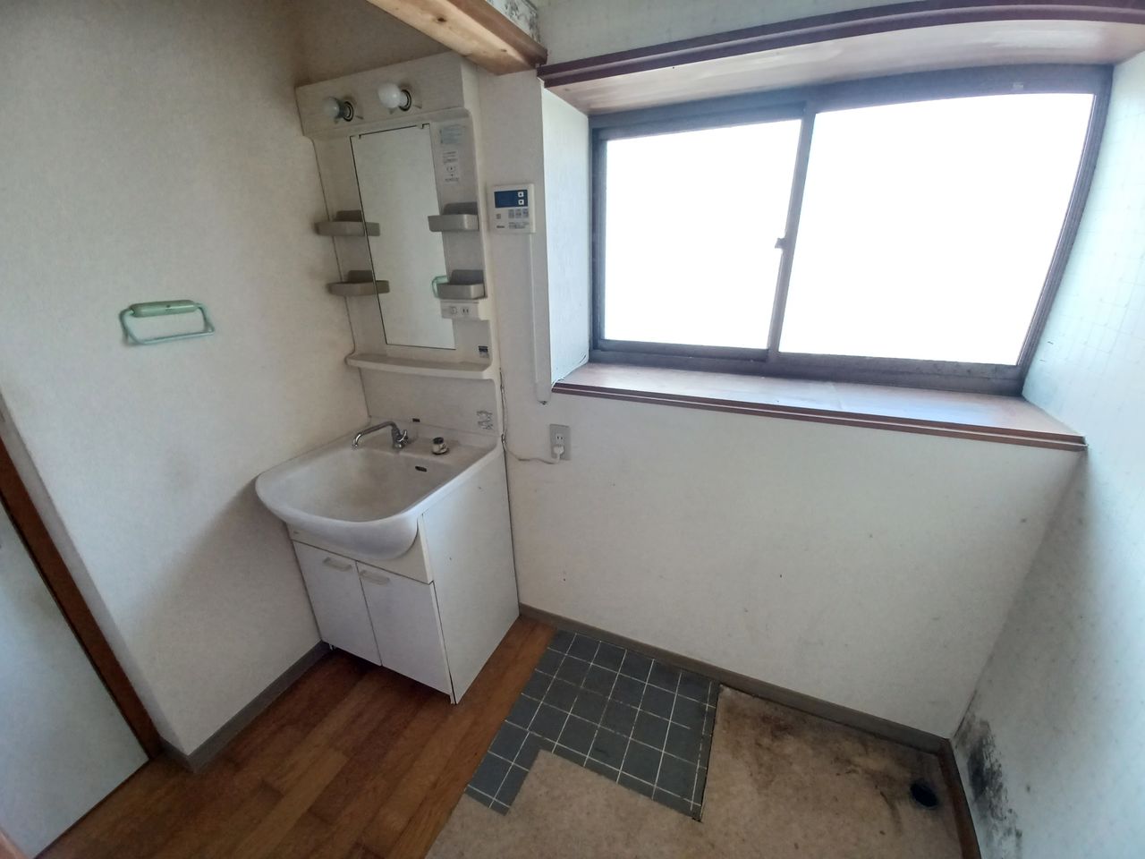 洗面室も窓があり明るいです