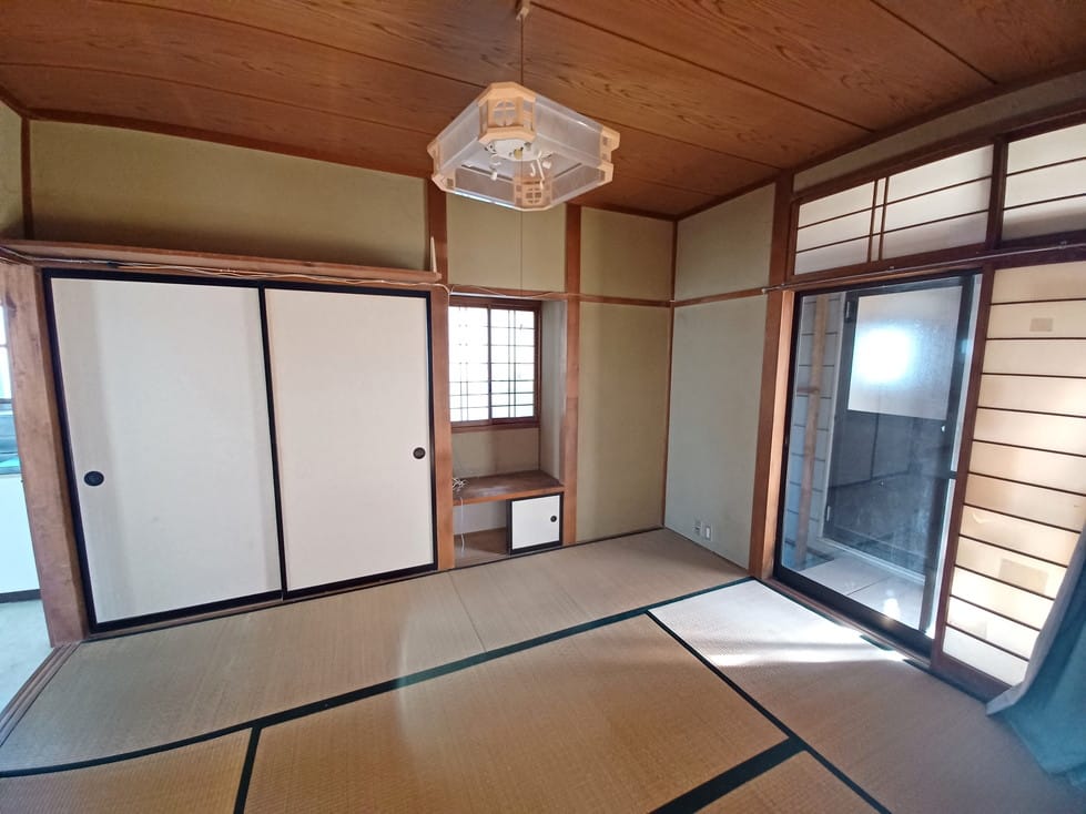 窓の先が増築部分です