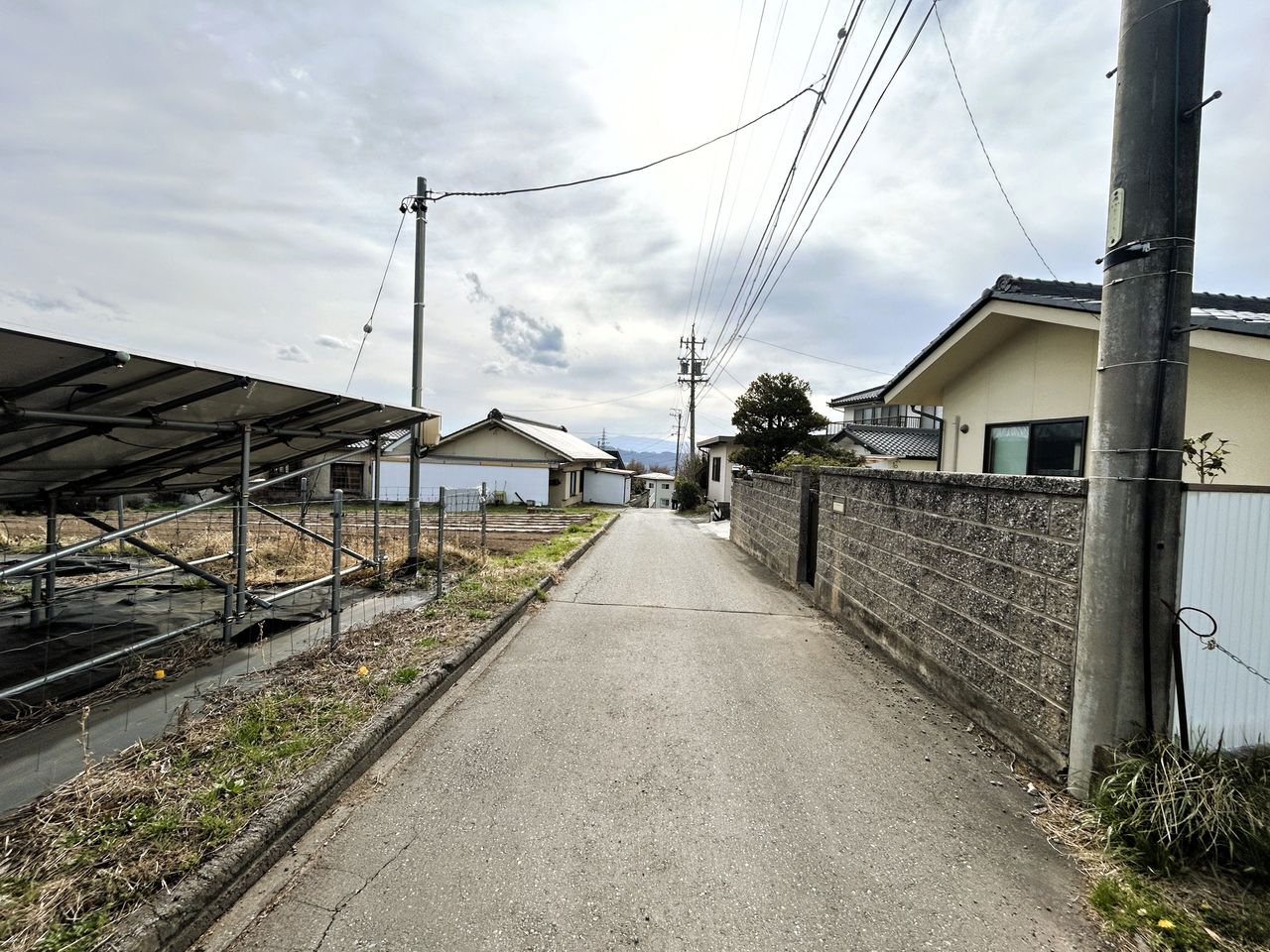 前面道路西側。小諸駅方面へ続きます