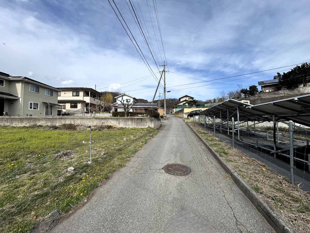 前面道路東側。浅間サンライン方面へ続きます