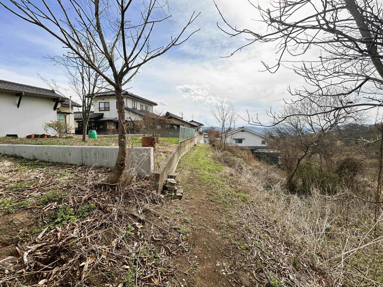 北側からは、奥に小諸市街地が見えます