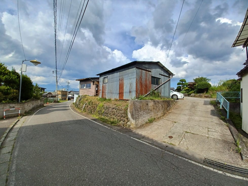 周囲に高い建物はなく、空が広く感じられます。