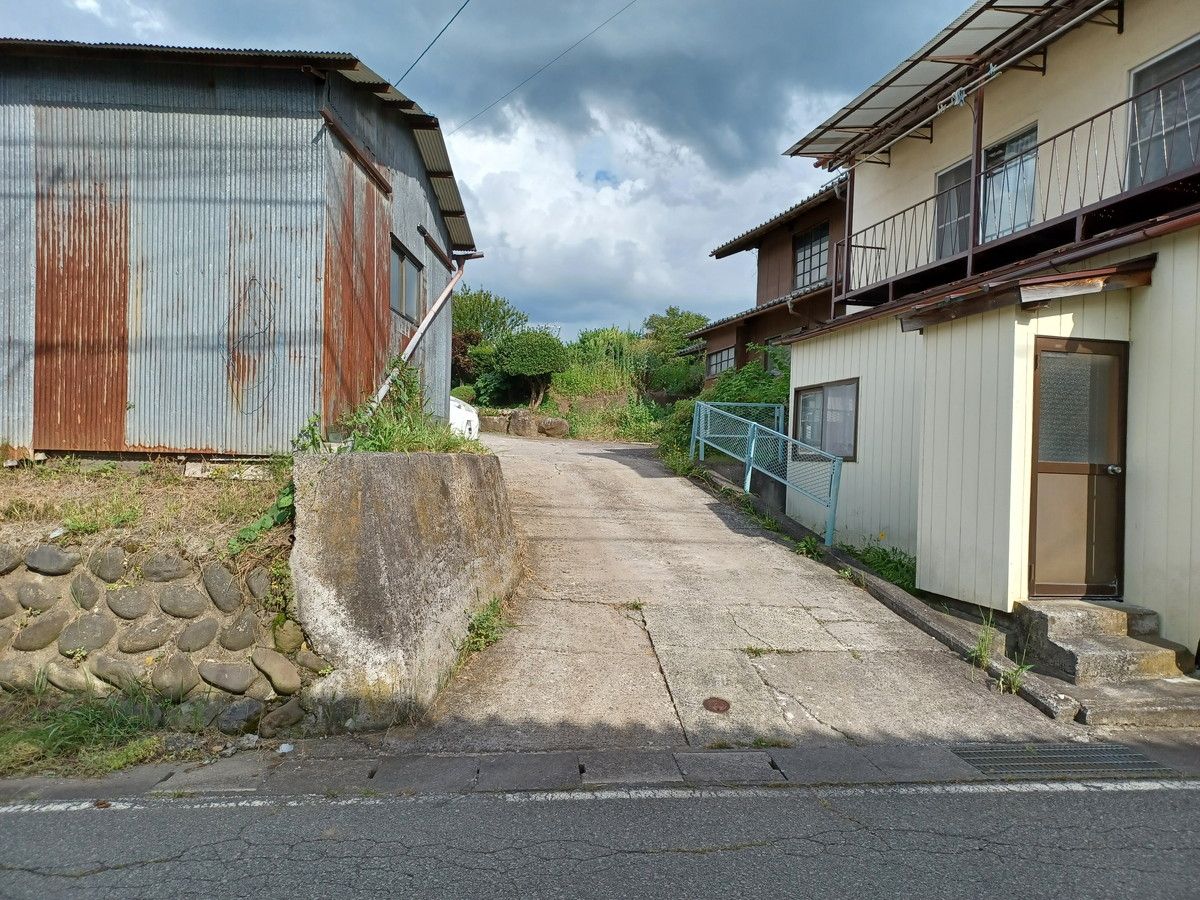 進入路は舗装されていて出入りしやすいです