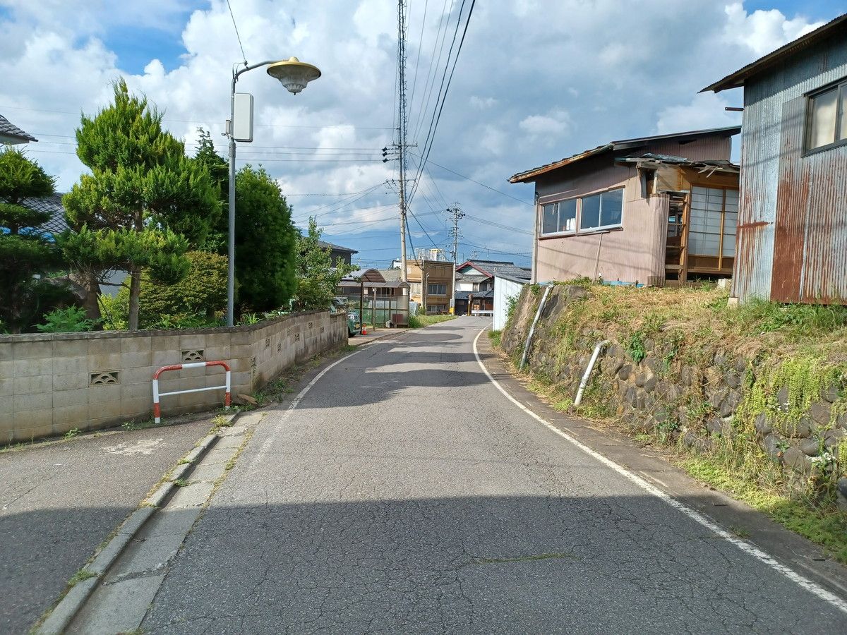 前面道路北向き。国道方面へ続きます