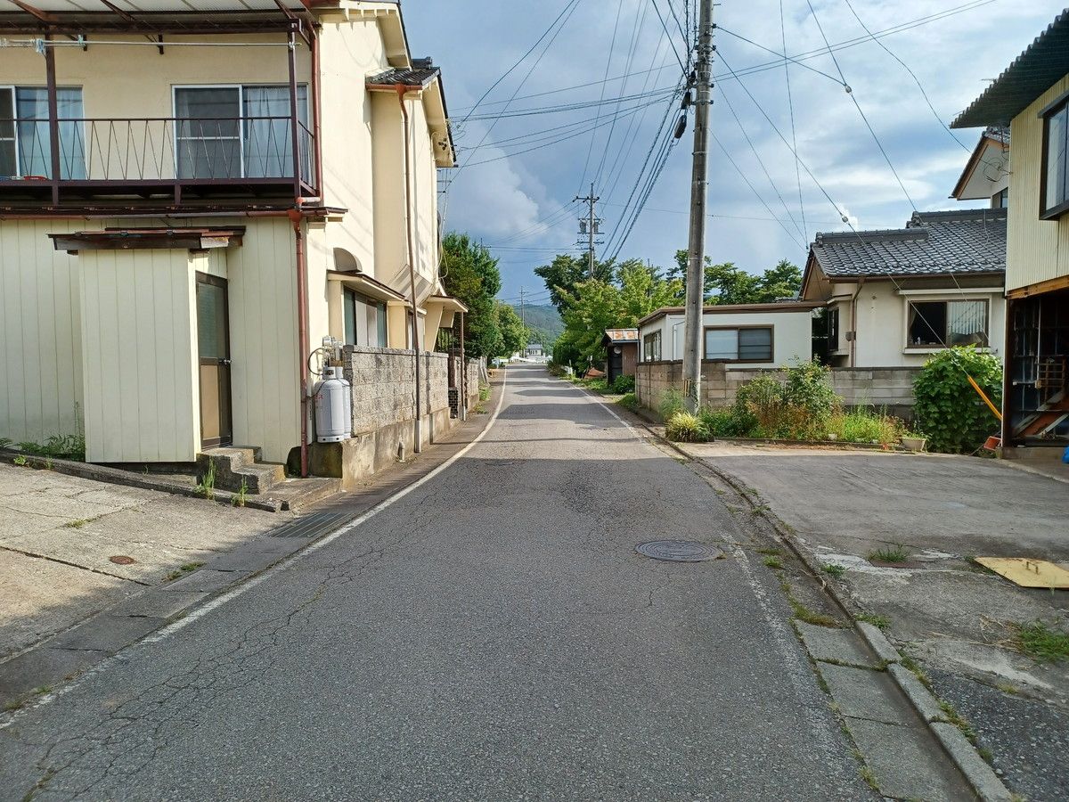 前面道路南向き。春には桜を楽しめる大池へ続きます