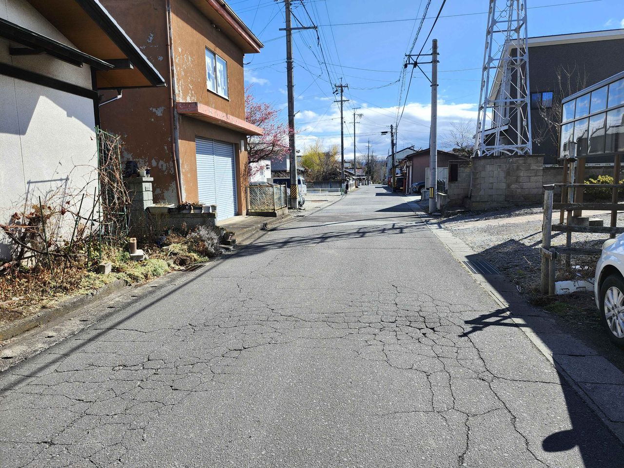 前面道路南向き。国道142号線に抜けられます