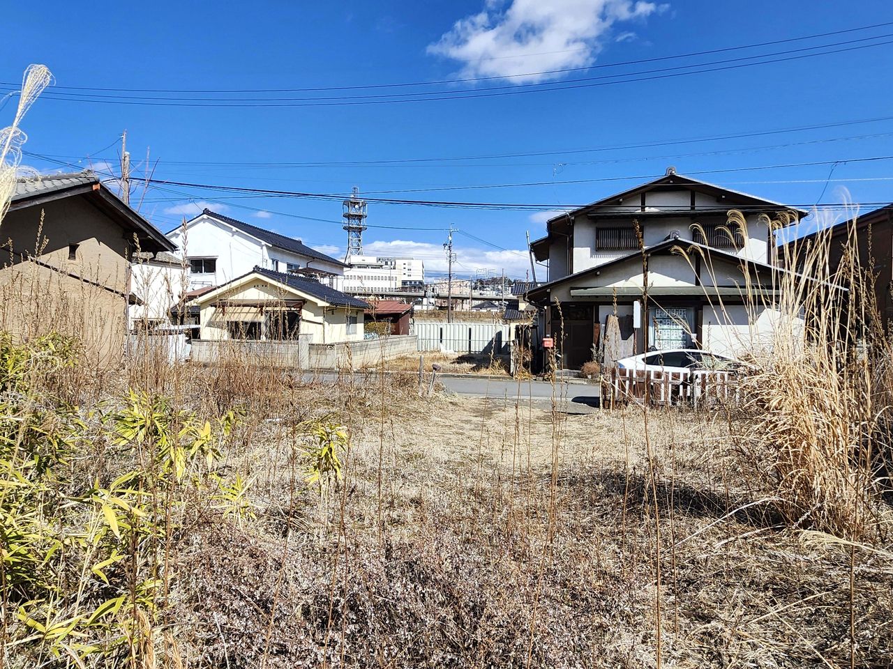 東側にはしなの鉄道と小海線の線路が見えます