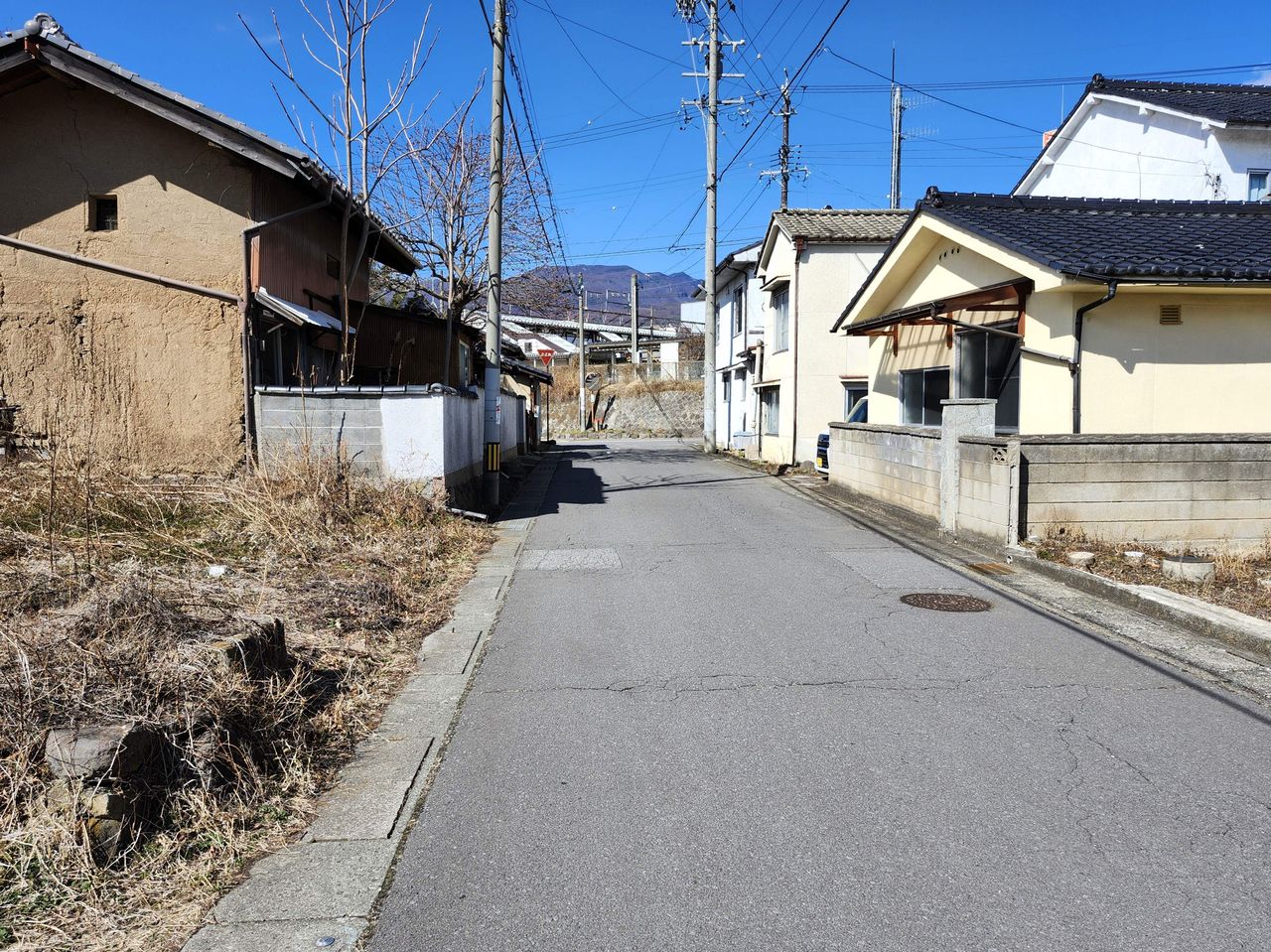 前面道路北向き。県道40号線、小諸駅方面です