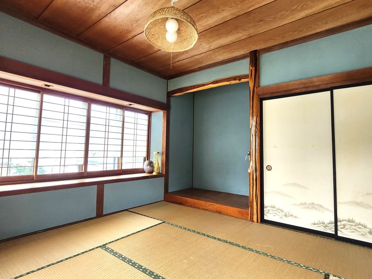 目にも楽しい青いアクセントがおしゃれな和室