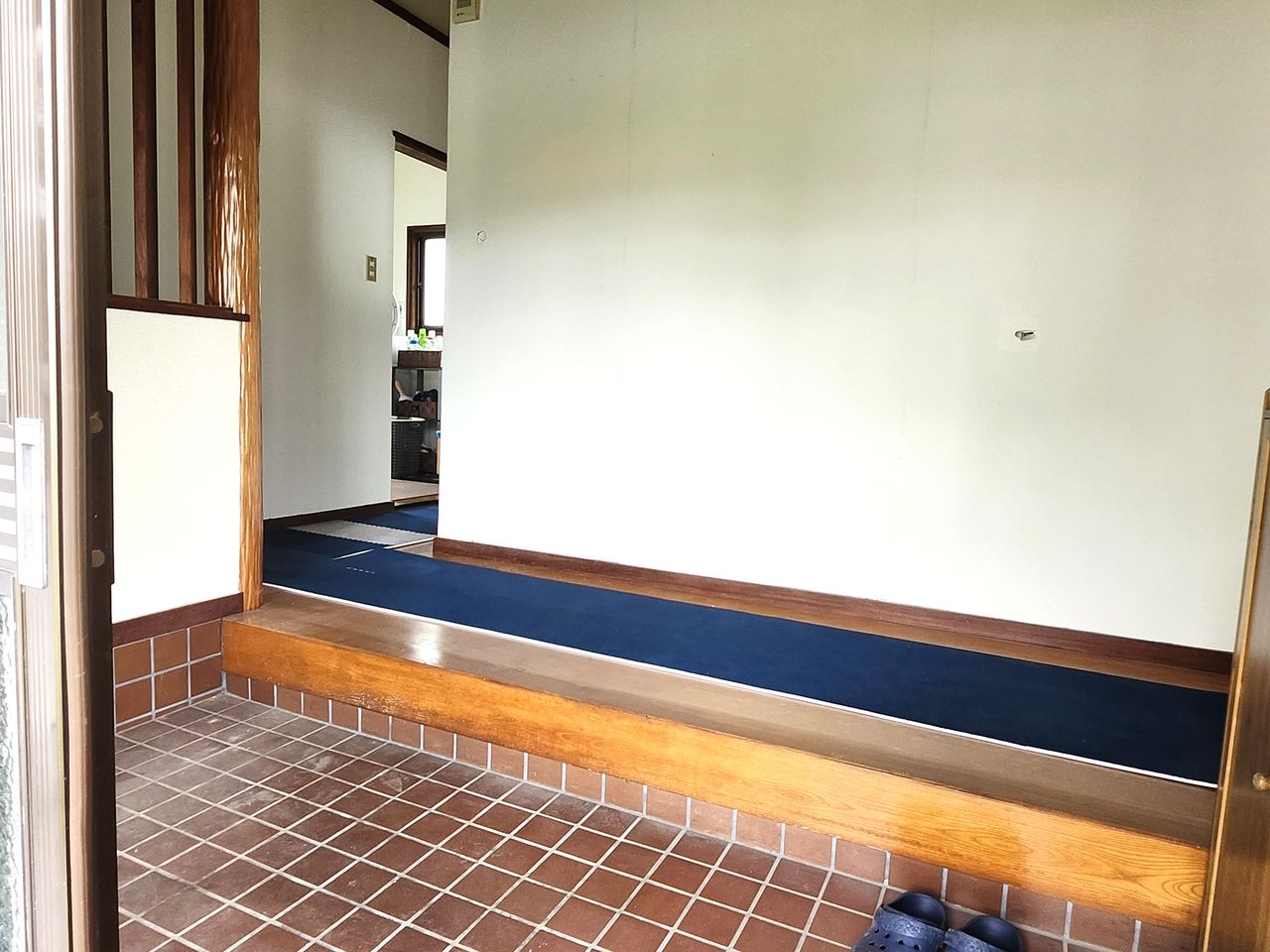 家族もゲストも気持ちよく迎える広々とした玄関