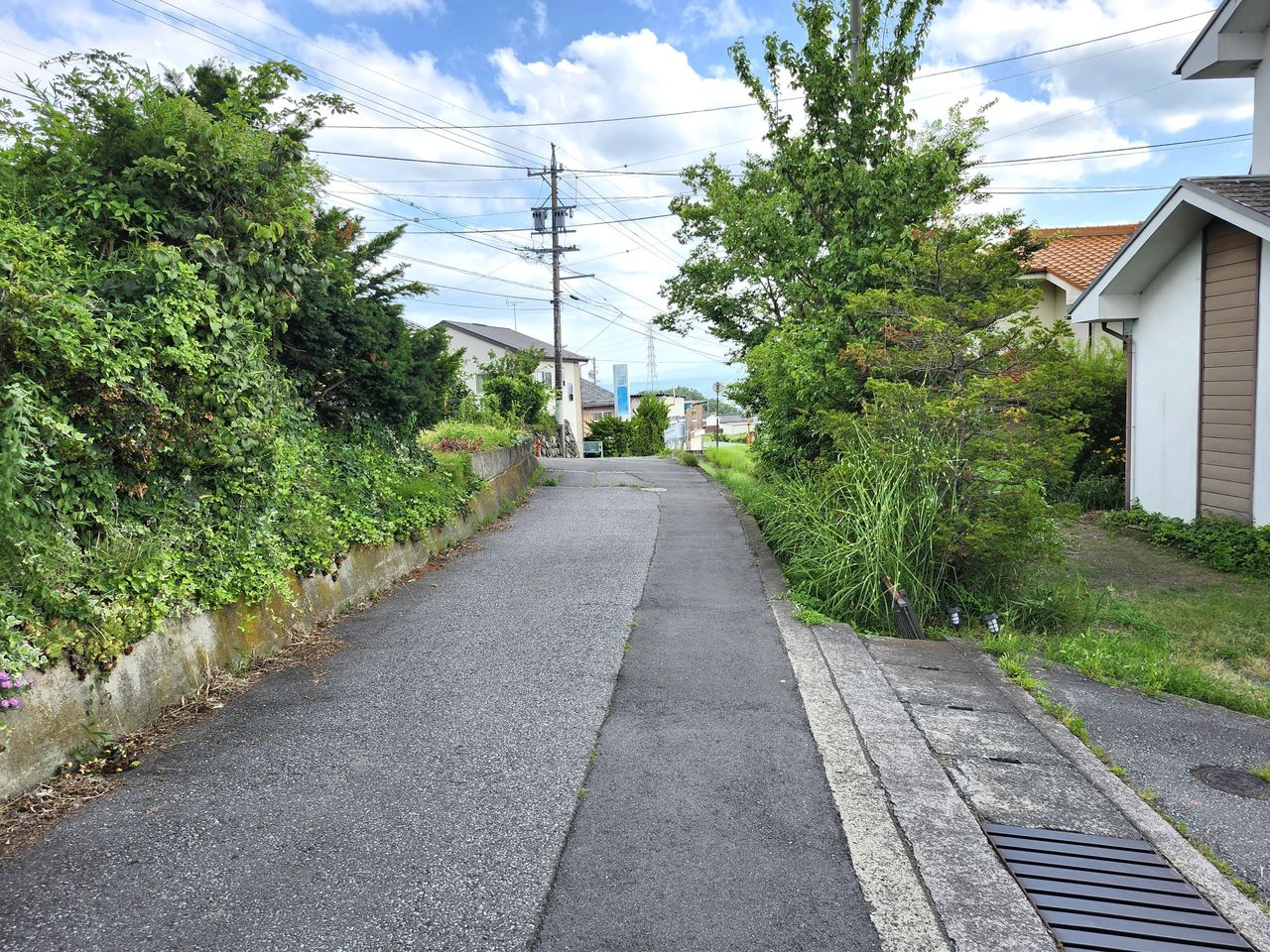 前面道路南向き。馬瀬口小諸線、国道18号線へ続きます