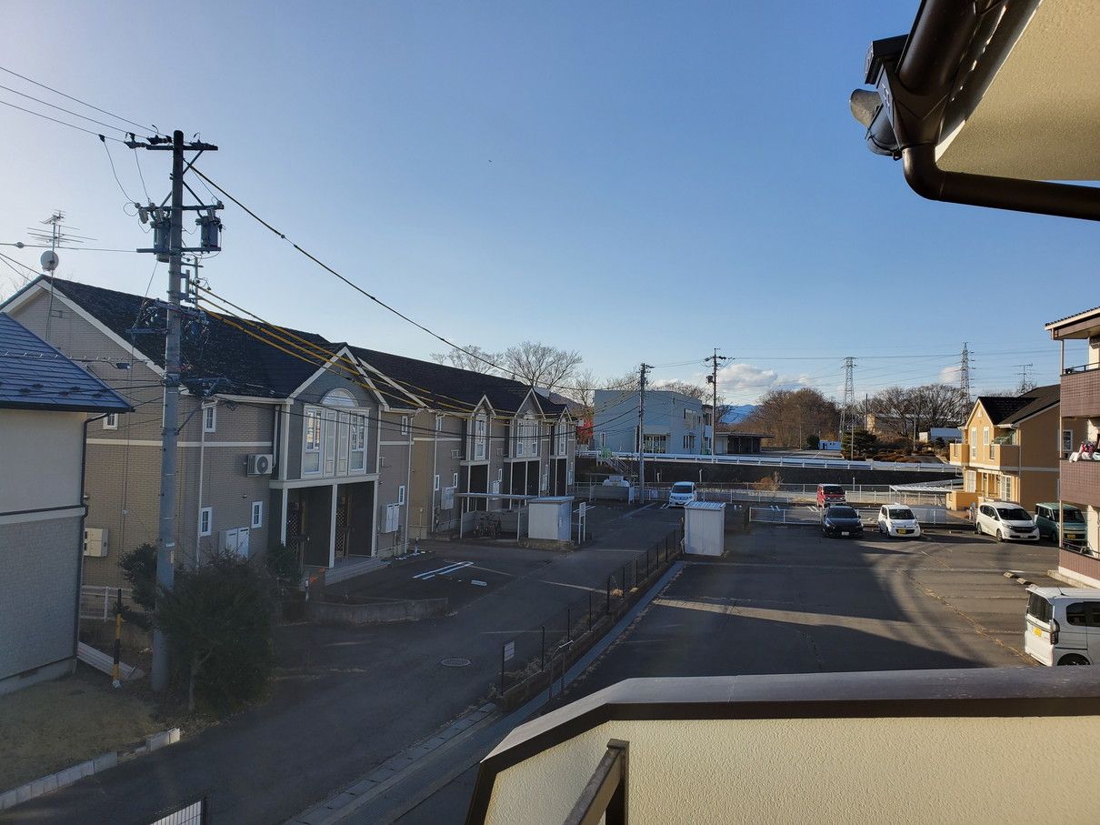 2階ベランダから西側の眺望。程よく人の気配がする安心感があります