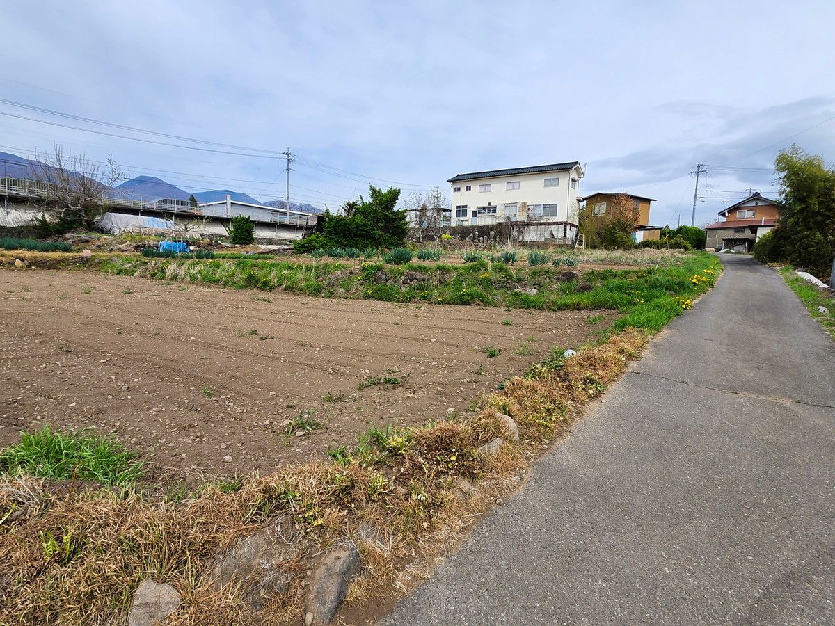 南側の接道です。直進すると簡易郵便局がございます。