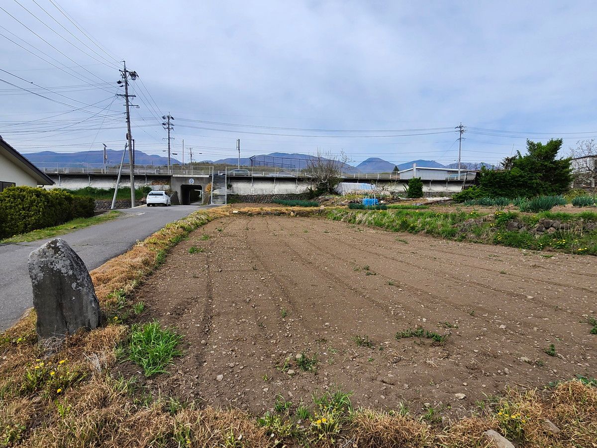 西側の接道です。浅間サンラインへ続きます。