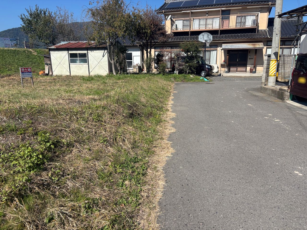 南側から撮影(接道部分)