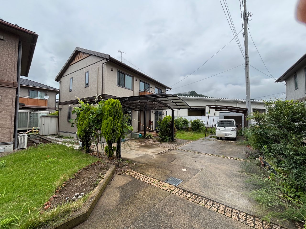 カーポート2台分用と1台分用があり、計3台駐車可能です。