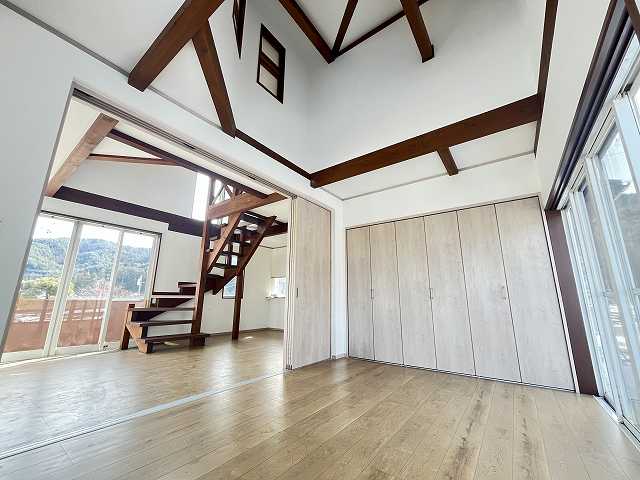 リビングとなりの洋室も天井高く開放的